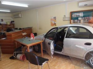 Πάφος: Μπήκε με το αυτοκίνητο σε υποκατάστημα τράπεζας στην λεωφόρο Ελλάδος