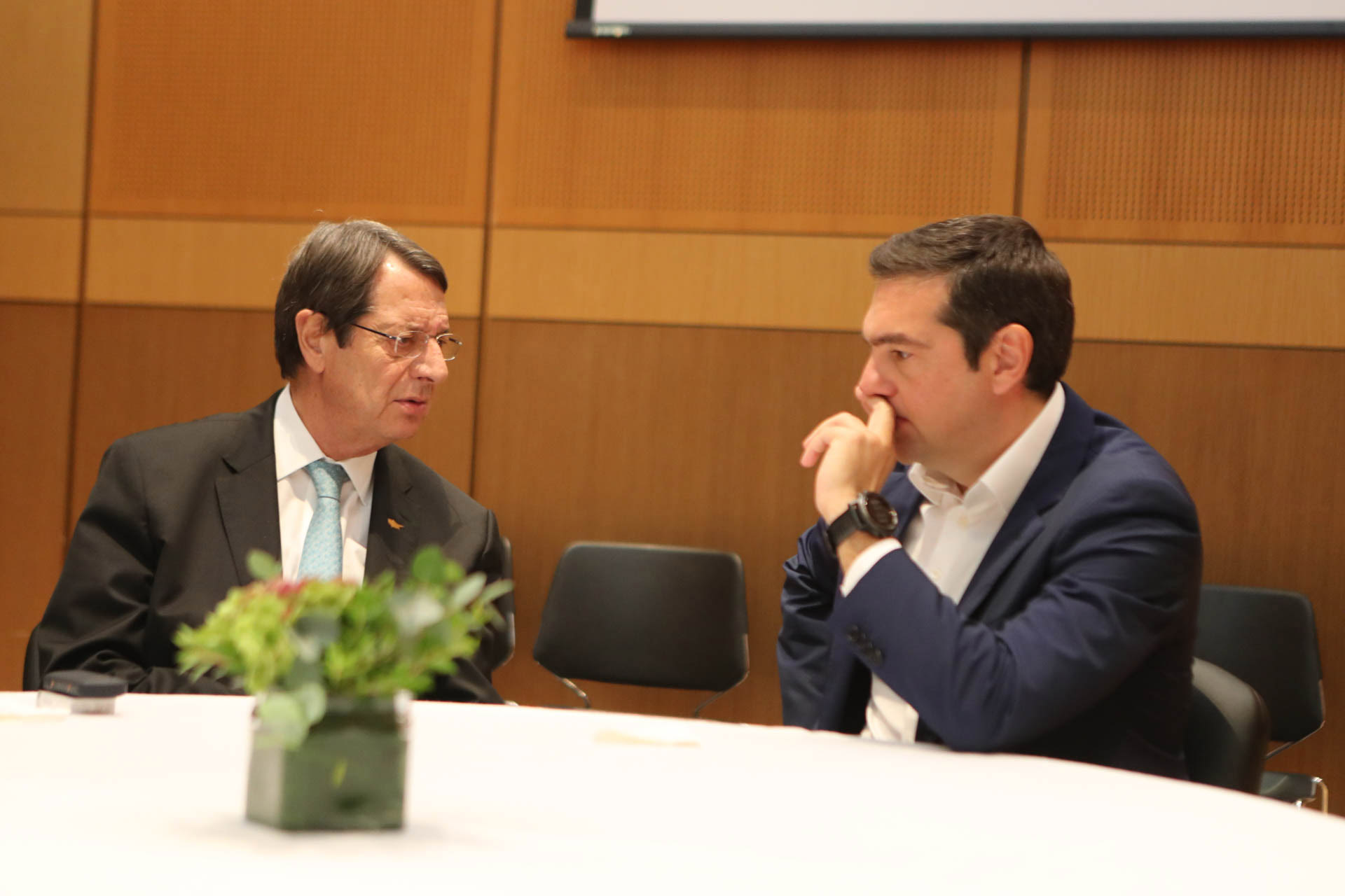 Τετ-α-τετ Αναστασιάδη και Τσίπρα για ΜΟΕ, συνάντηση με Ακιντζί και κάθοδο Λουτ