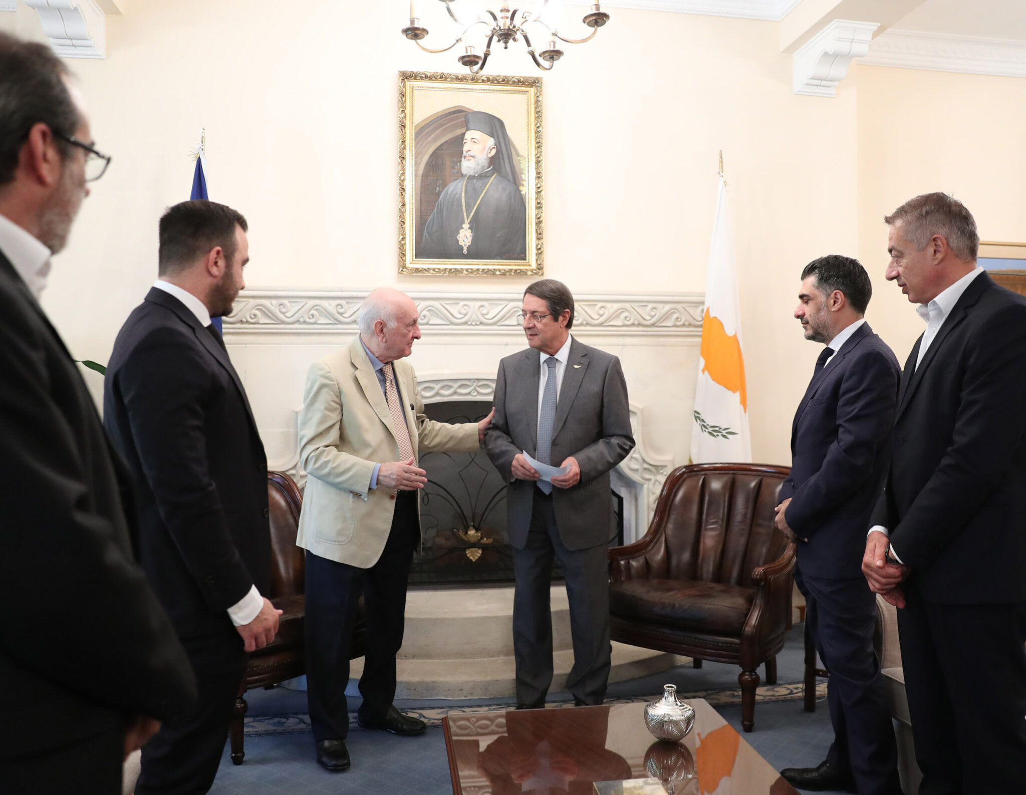 224.000 ευρώ παρέδωσε ο Alpha Κύπρου για τους πυρόπληκτους στην Ελλάδα (ΒΙΝΤΕΟ)