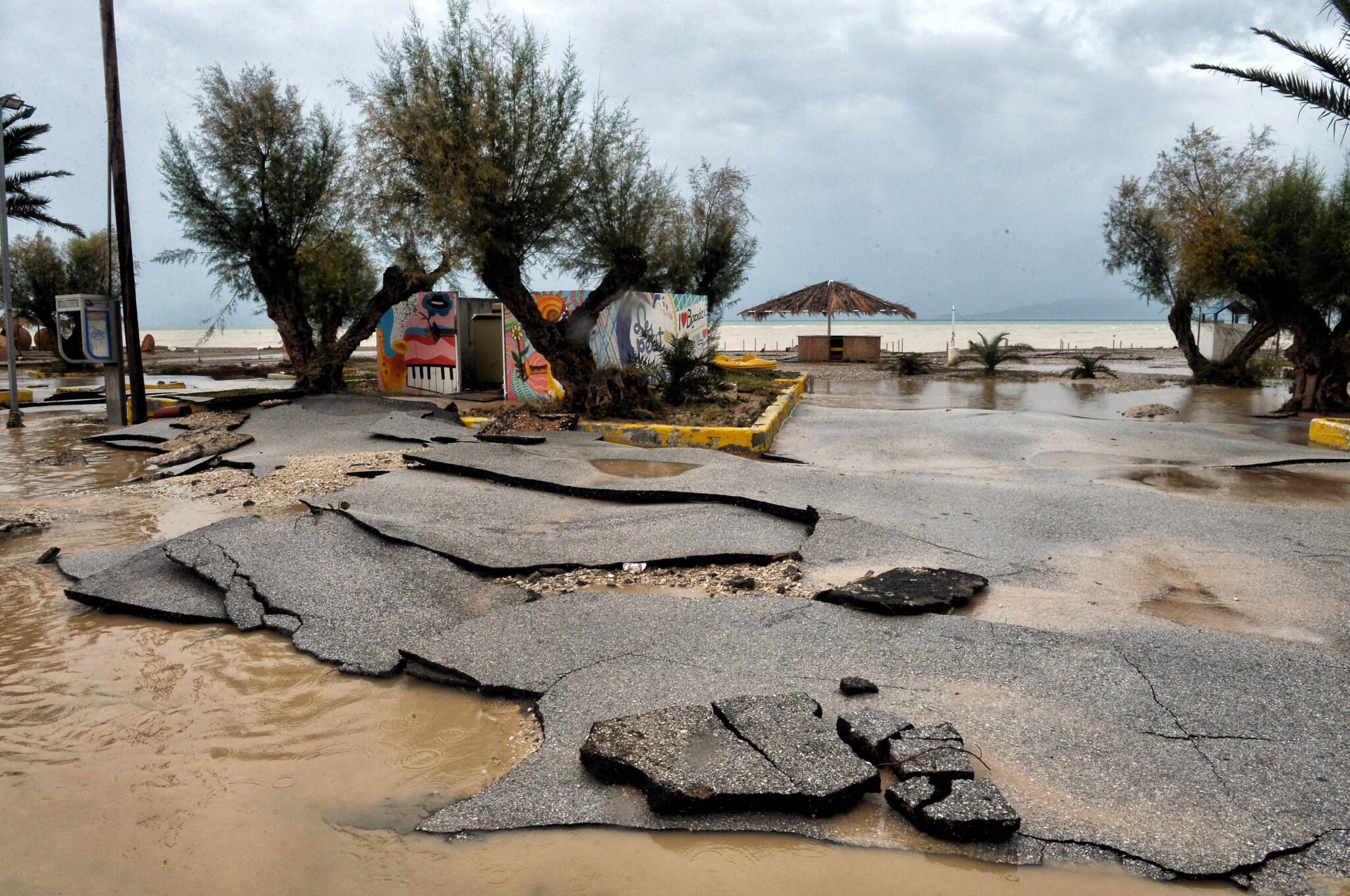 Εντείνεται η αγωνία για τους τρεις αγνοούμενους μετά το πέρασμα του "Ζορμπά"