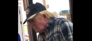 Ο σωσίας του Τραμπ θεάθηκε σε βενζινάδικο (ΒΙΝΤΕΟ)