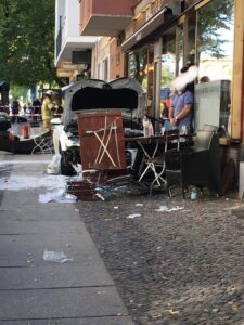 Πέντε άτομα τραυματίστηκαν όταν όχημα "έπεσε" σε καφέ