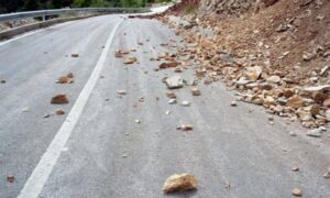 Κατολισθήσεις λόγω βροχών σε δρόμους στα ορεινά
