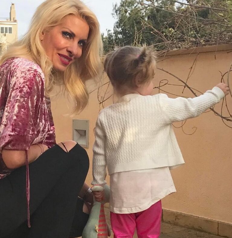 Η Ελένη Μενεγάκη στην… παιδική χαρά με την μικρή της κόρη, Μαρίνα(ΦΩΤΟ)