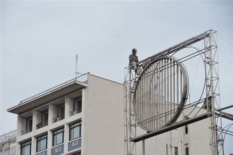 Άνδρας ανέβηκε στο "Πεντάκυκλο" και απειλεί να αυτοκτονήσει