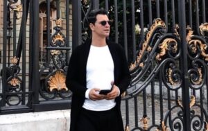 Σάκης Ρουβάς: Τραγούδησε στη μέση του δρόμου στο Παρίσι!(ΒΙΝΤΕΟ)