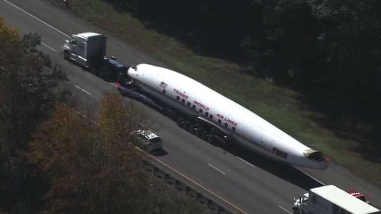 Ένα vintage αεροσκάφος στους δρόμους της Μασαχουσέτης… (ΒΙΝΤΕΟ&ΦΩΤΟ)