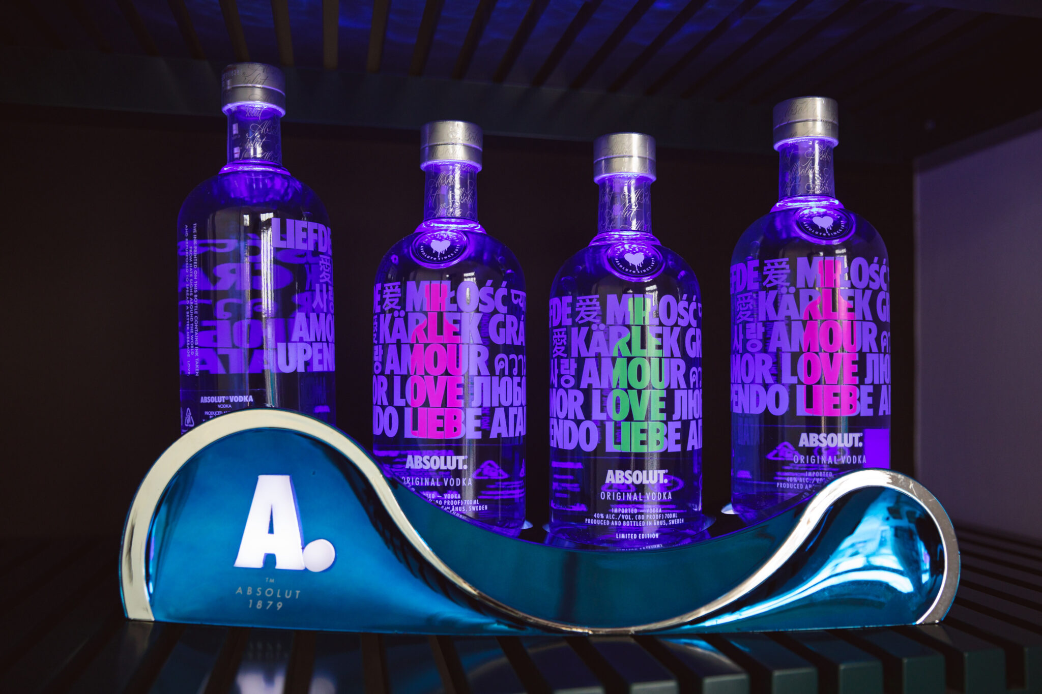 Tο νέο συλλεκτικό μπουκάλι της Absolut μετατρέπει το μίσος… σε αγάπη.