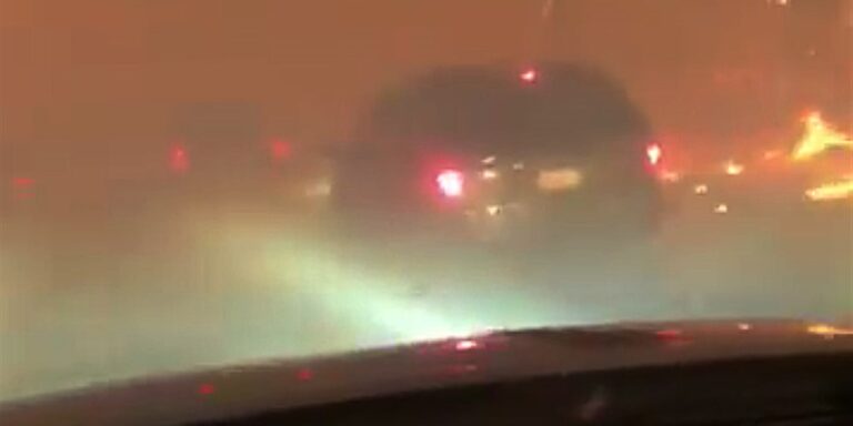 Πατέρας τραγουδά στην 3χρονη κόρη του ενώ διασχίζουν την πύρινη κόλαση (ΒΙΝΤΕΟ)