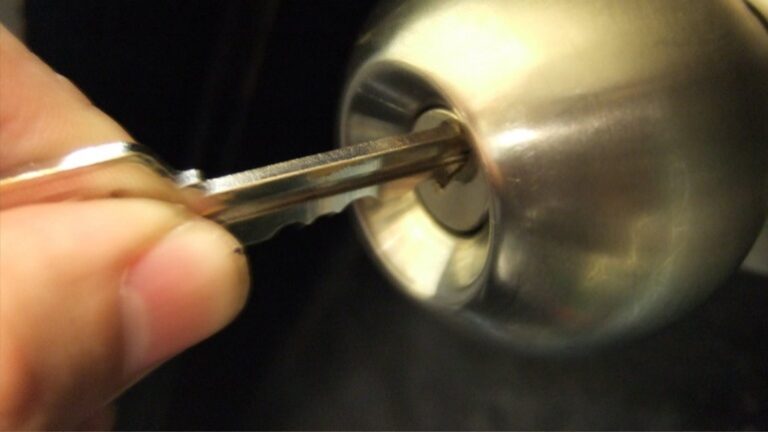 Έδωσαν τα κλειδιά στη γειτόνισσα να τα φυλά και τους…ξάφριζε