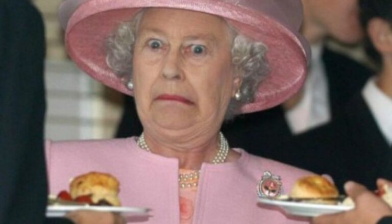 Απίστευτο! Η Βασίλισσα Ελισάβετ βρήκε το πιο αηδιαστικό ζώο στο φαγητό της…