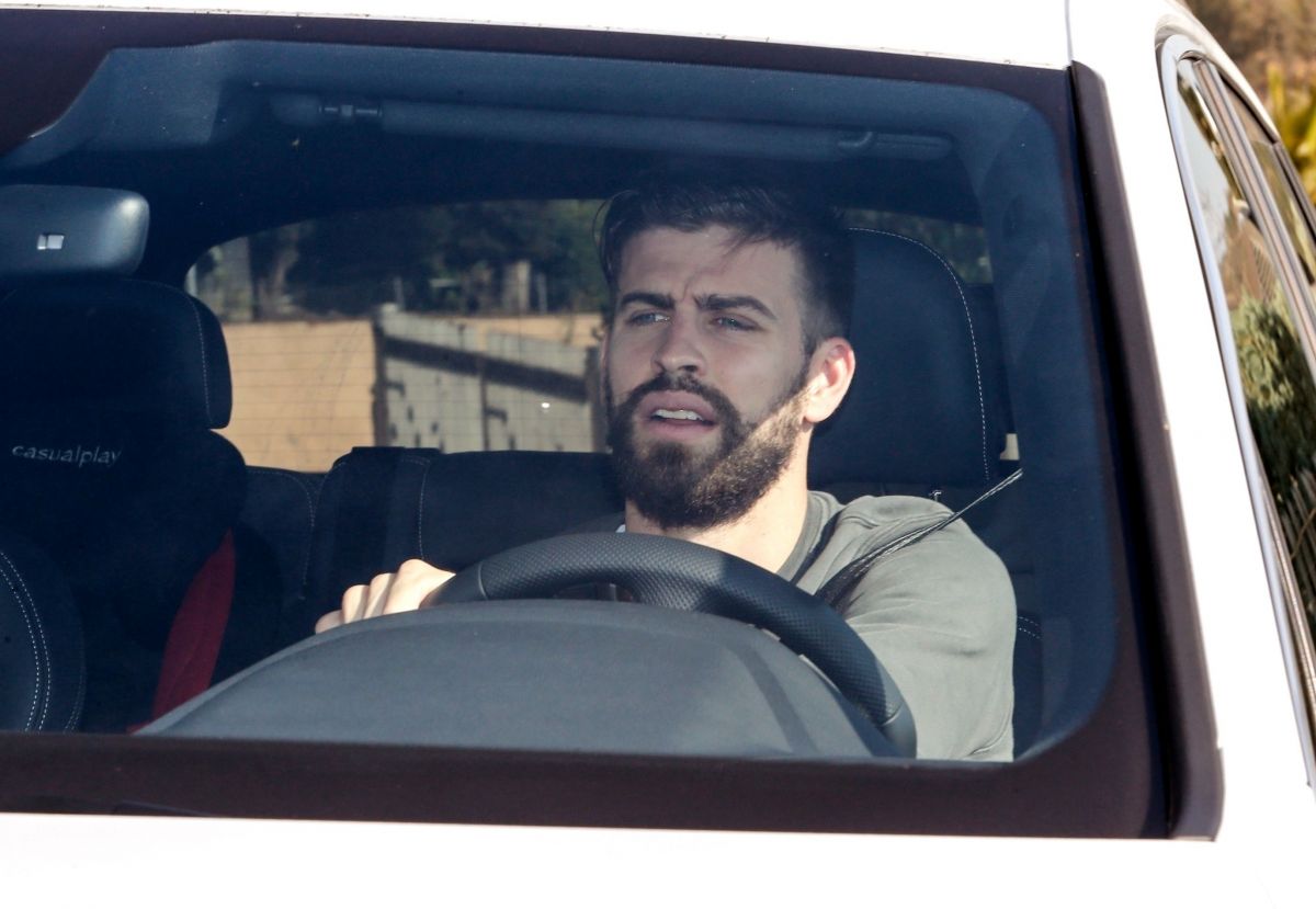 Ο Πικέ πήρε «παραμάζωμα»… καθρεφτάκι λεωφορείου και έγινε viral (ΒΙΝΤΕΟ)