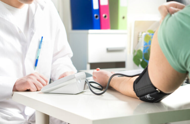 Πώς σχετίζεται η υπέρταση με τη θερμοκρασία δωματίου;