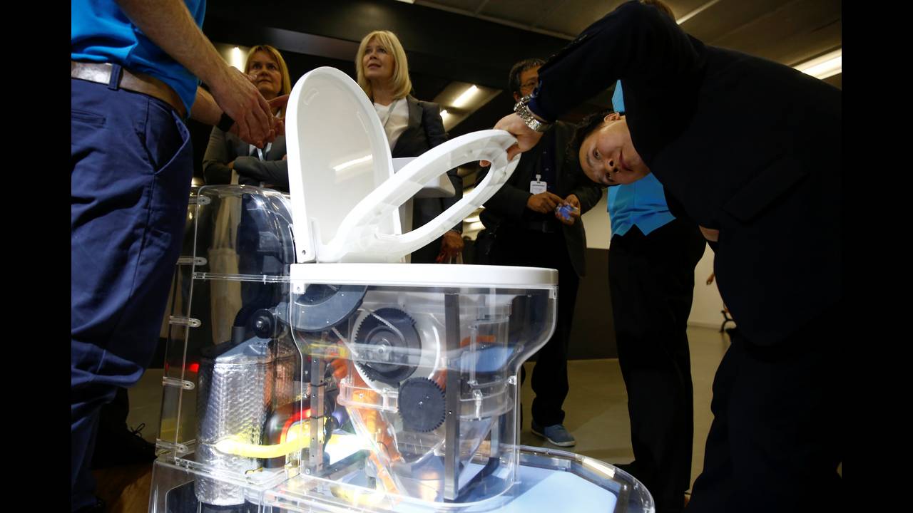 Ο Μπιλ Γκέιτς παρουσίασε τις τουαλέτες του μέλλοντος (ΒΙΝΤΕΟ&ΦΩΤΟ)