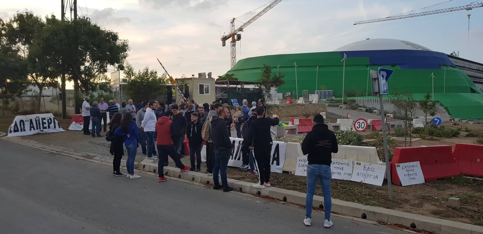 Απεργούν έξω από τη Βιβλιοθήκη του Πανεπιστημίου Κύπρου οι εργαζόμενοι της J&P