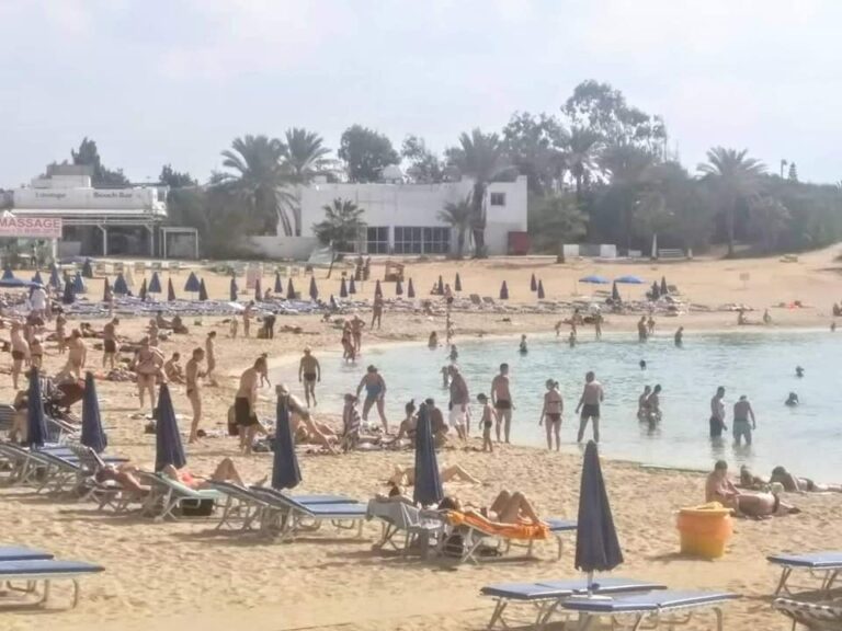 Δεν λέει να "χειμωνιάσει" στην Αγία Νάπα (ΦΩΤΟ)