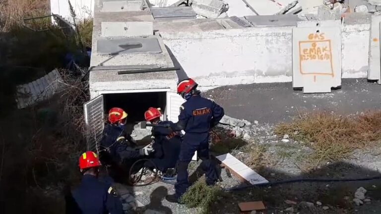 Αποπαγίδευσαν τραυματία μέσα από τα συντρίμια μετά από σεισμό (ΒΙΝΤΕΟ&ΦΩΤΟ)