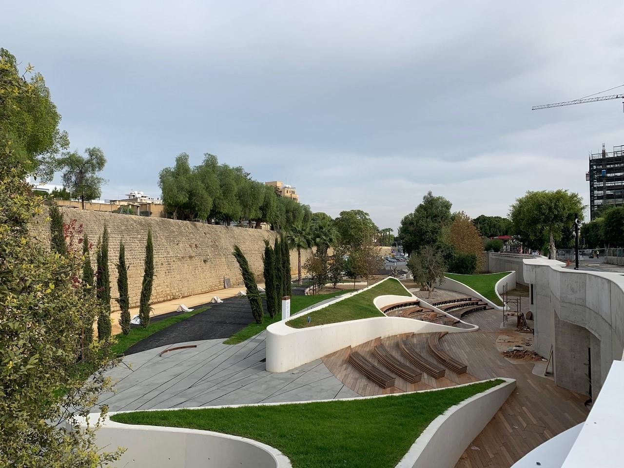 "Έστρωσαν" και το γρασίδι στην Πλατεία Ελευθερίας (ΦΩΤΟ)