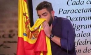 Στο Δικαστήριο κωμικός που φύσηξε τη μύτη του με την ισπανική σημαία (ΒΙΝΤΕΟ)