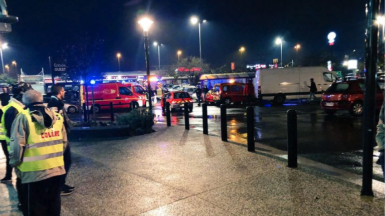 Γαλλία: Άνδρας απειλούσε να ανατιναχτεί στην μέση του δρόμου (ΒΙΝΤΕΟ)