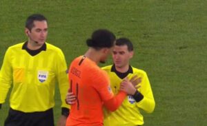 Ο διαιτητής «λύγισε» και ο Φαν Ντάικ πήγε να τον παρηγορήσει (ΒΙΝΤΕΟ)