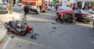 Μετωπική σύγκρουση δύο οχημάτων σε κεντρικό δρόμο της Λεμεσού (ΦΩΤΟ)