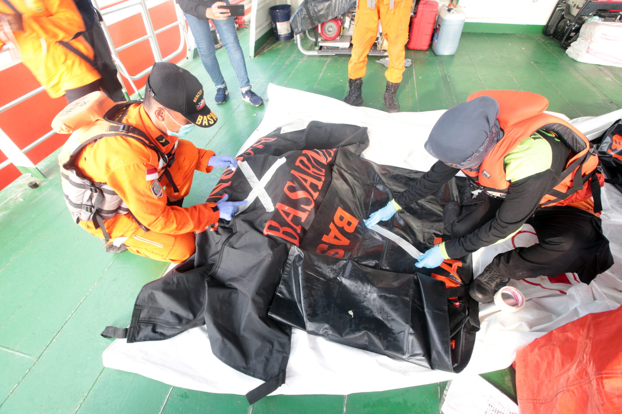 Δύτες ανέσυραν το ένα μαύρο κουτί του Boeing που συνετρίβη ανοιχτά της Ιάβας 