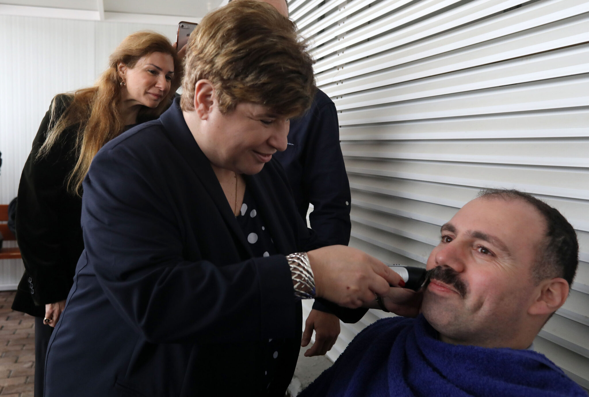 Πήρε την ξυριστική μηχανή και "θέρισε" μουστάκια η Χρυστάλλα Γιωρκάτζη (ΦΩΤΟ)