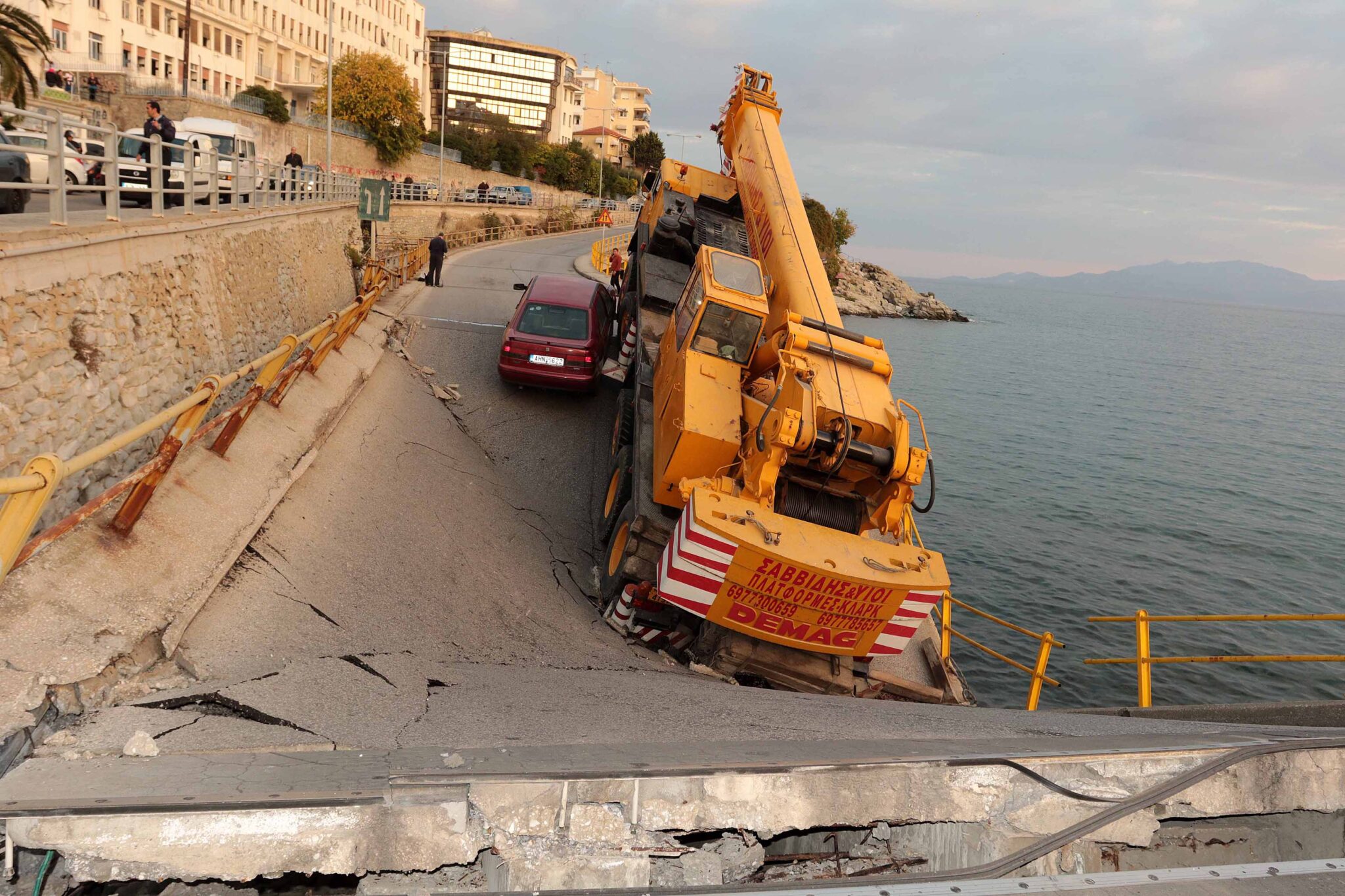 Παρολίγον τραγωδία στο κέντρο της Καβάλας απο κατάρρευση γέφυρας (ΦΩΤΟ)