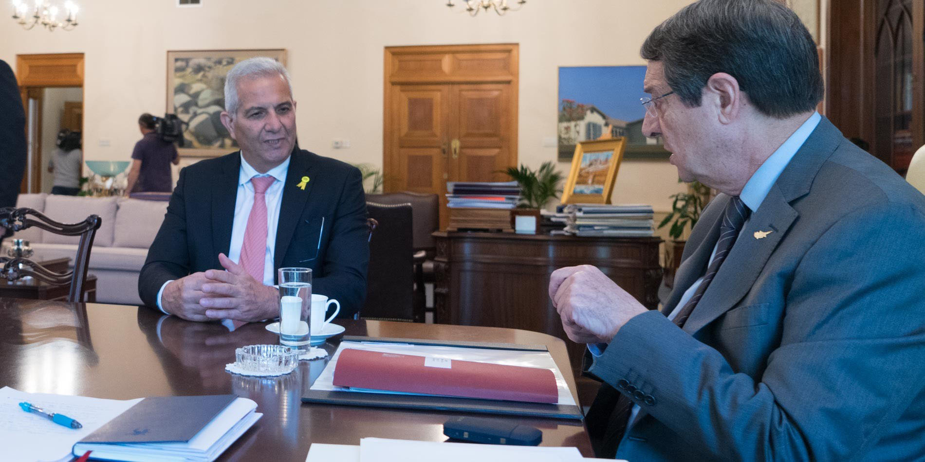 Eκρηκτική ατμόσφαιρα πριν το τετ-α-τετ Αναστασιάδη-Άντρου (ΒΙΝΤΕΟ)