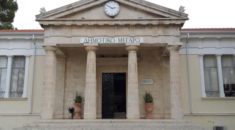 Διαγράφουν από την πλακέτα των δημάρχων τα ονόματα Σαρίκα και Βέργα