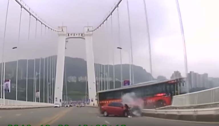 Κίνα: Οδηγός τσακώθηκε με επιβάτιδα και έριξε το λεωφορείο από γέφυρα (ΒΙΝΤΕΟ)