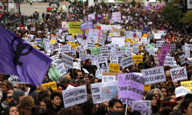 Με πανό ενάντια στη βία των γυναικών χιλιάδες διαδηλωτές στην Ισπανία (ΦΩΤΟ)