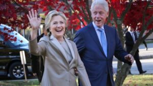 Μπιλ και Χίλαρι αρχίζουν περιοδεία και τα χώνουν στον Τραμπ