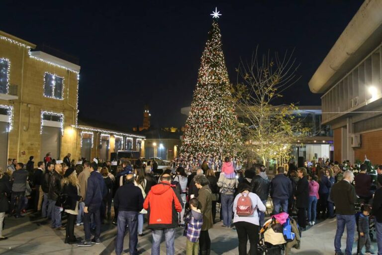 H πρωτεύουσα "φοράει" τα γιορτινά της ενόψει των Χριστουγέννων