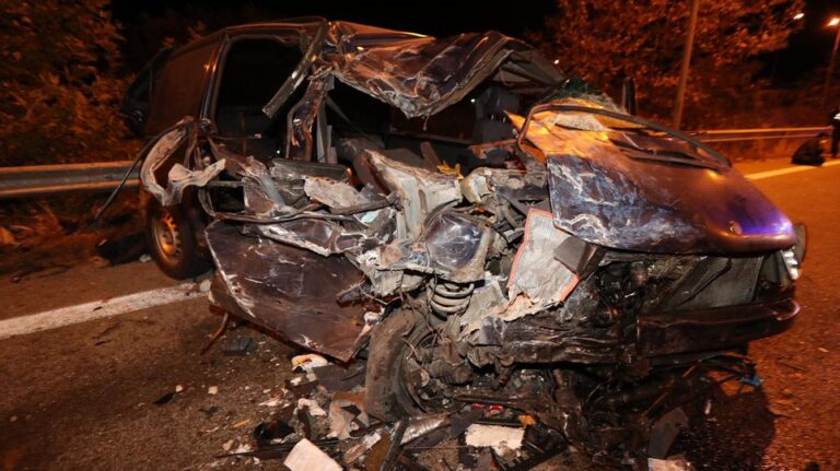 Ανείπωτη τραγωδία μετά από σύγκρουση νταλίκας με βαν που μετέφερε μετανάστες