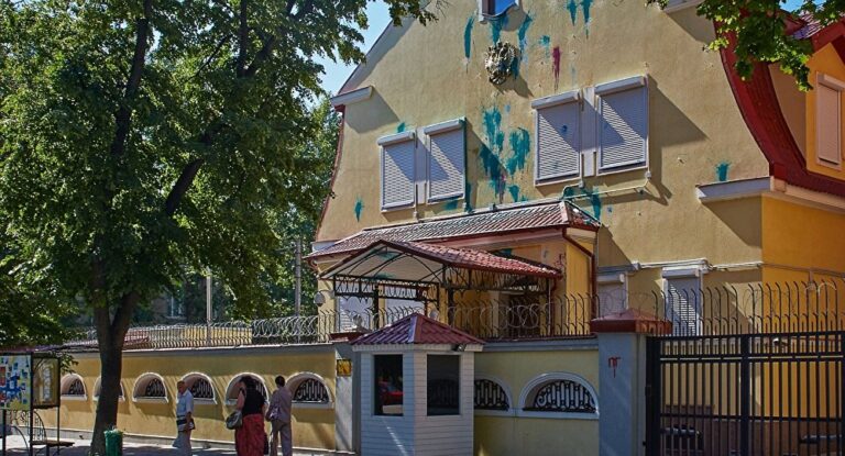 Εθνικιστικές ομάδες επιτέθηκαν στη Ρωσική πρεσβεία στο Κίεβο (ΒΙΝΤΕΟ)