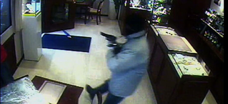 Υπό 8ήμερη κράτηση το μέλος της σπείρας “Ροζ Πάνθηρες” (ΒΙΝΤΕΟ)