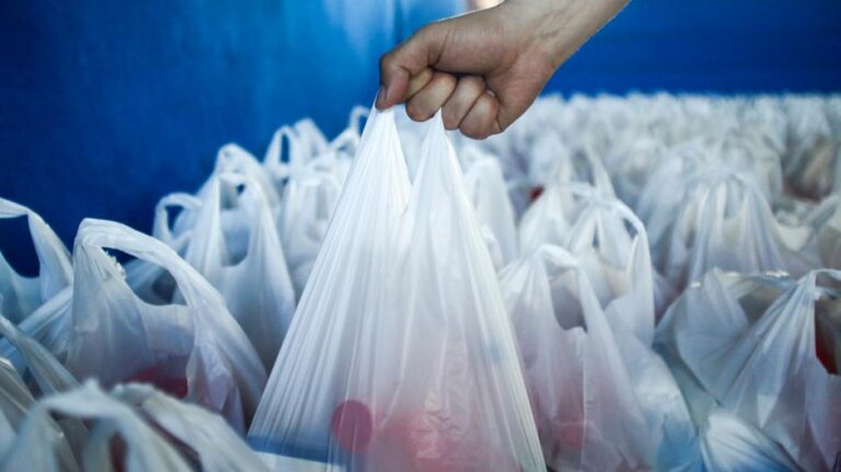 Πόσοι Κύπριοι εξακολουθούν να ψωνίζουν χρησιμοποιώντας πλαστικές σακούλες;