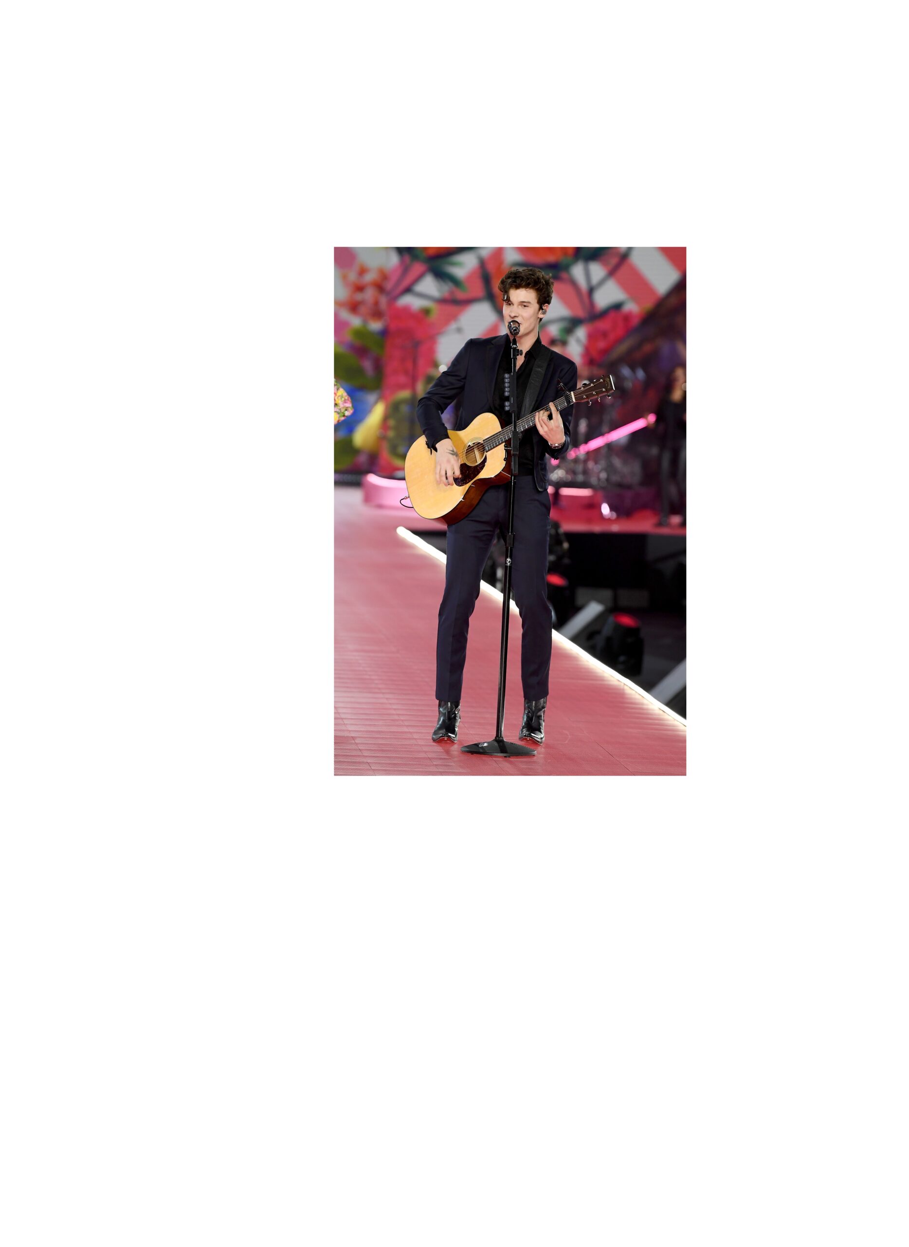 Ο SHAWN MENDES ΦΟΡΕΣΕ TOMMY HILFIGER TAILORED ΣΤΗΝ ΕΜΦΑΝΙΣΗ ΤΟΥ