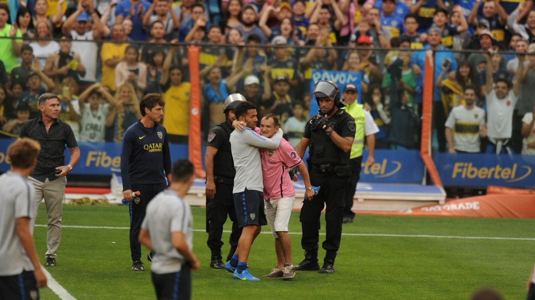 Ο Τέβες έσωσε οπαδό της Μπόκα από τη σύλληψη (ΒΙΝΤΕΟ)