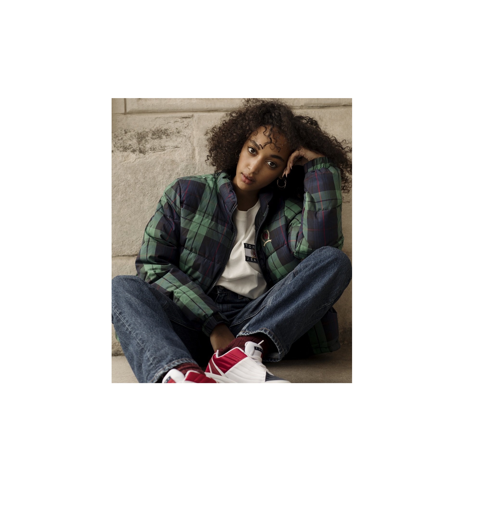 Ο TOMMY HILFIGER ΑΝΑΚΟΙΝΩΝΕΙ  ΤΗΝ TOMMY JEANS CREST CAPSULE ΣΥΛΛΟΓΗ