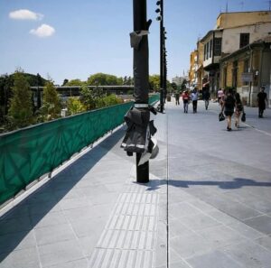 Η αλήθεια πίσω από τα πλακάκια για τους τυφλούς στην Πλατεία Ελευθερίας (ΦΩΤΟ)