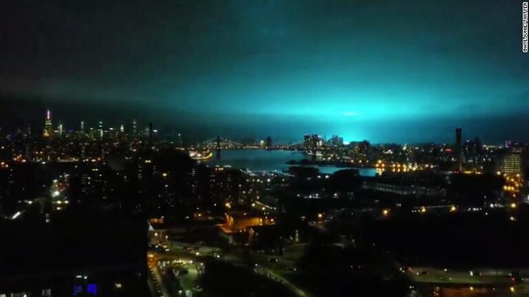 Μπλέ "βάφτηκε" ο ουρανός της Νέας Υόρκης (ΒΙΝΤΕΟ&ΦΩΤΟ)