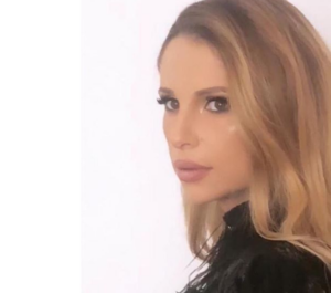 Η Χριστιάνα Αριστοτέλους με sexy super mini στην βροχή… (ΦΩΤΟ)