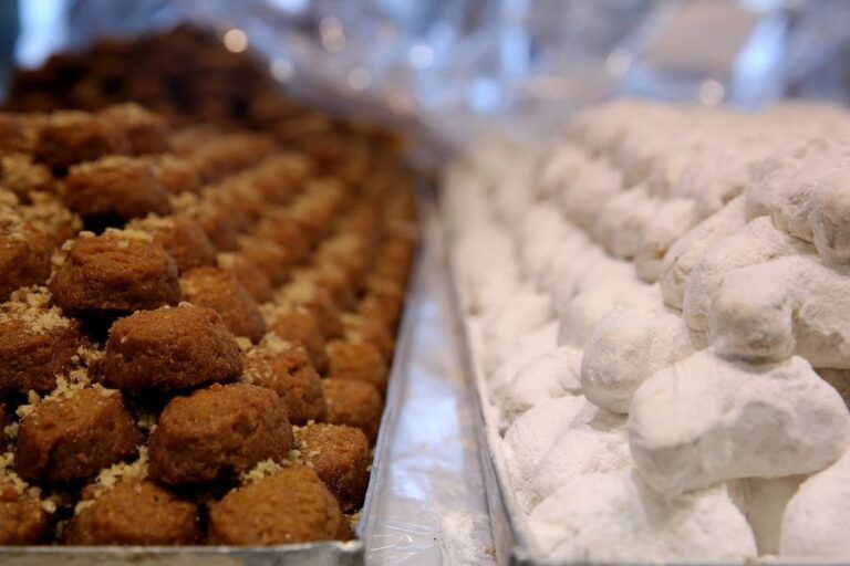 Μελομακάρονα ή κουραμπιέδες; Πού "κρύβονται" οι περισσότερες θερμίδες;