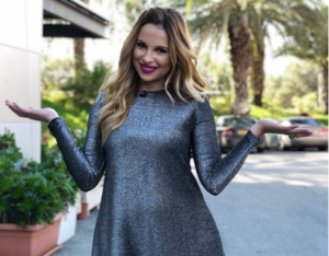 Έτσι κοιμάται η Αριστοτέλους!Δείτε την στον καναπέ με…ροπούα και πιζάμες(ΦΩΤΟ)