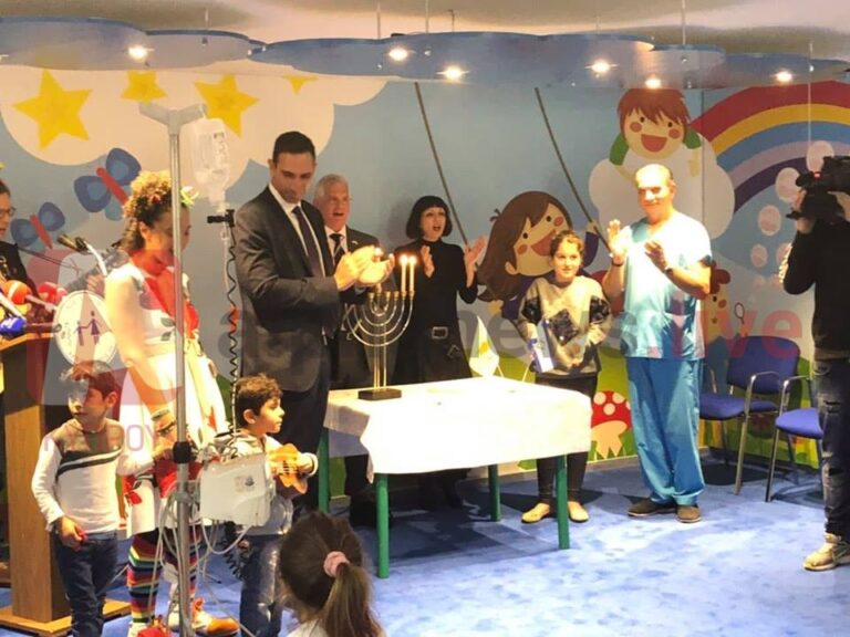 Χαμόγελα χαράς σκόρπισαν στο Μακάριο Νοσοκομείο δυο θεραπευτές κλόουν (ΦΩΤΟ)