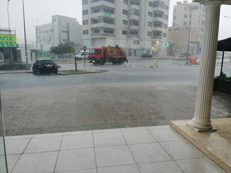 Σφοδρή χαλαζόπτωση πλήττει την πόλη και επαρχία Λάρνακας (ΒΙΝΤΕΟ)