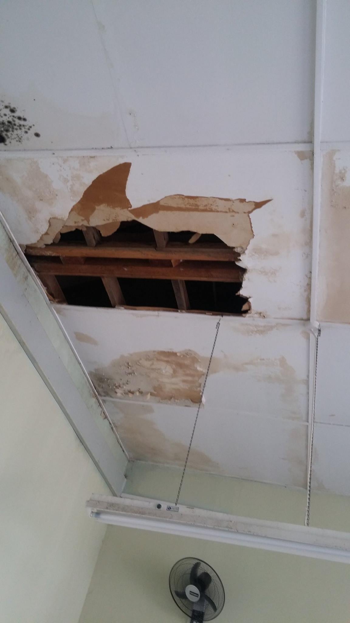 Ζημιές και…τρύπες άφησε πίσω της η κακοκαιρία σε σχολεία (ΦΩΤΟ)